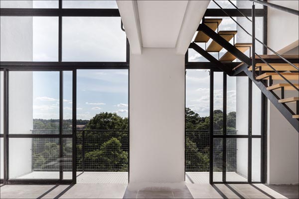 Cầu thang sắt bậc gỗ tay vịnh sắt đẹp