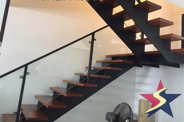 Cầu thang sắt hộp bậc gỗ kết hợp lan can kính