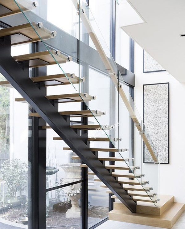 Cầu thang sắt kết hợp kín cường lực và tay vịnh gỗ