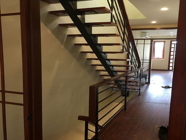 Cầu thang sắt tay vịnh gỗ