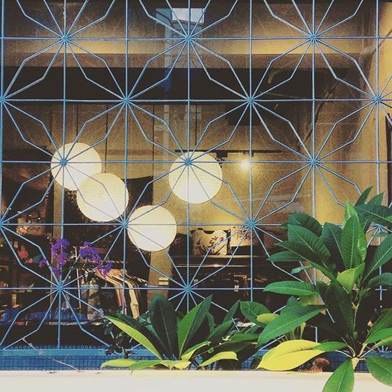 Khung bảo vệ mẫu hoa văn đối xứng đơn giản