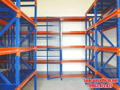 Mẫu kệ sắt để hàng hóa