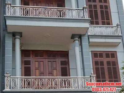 Nên làm lan can sắt hay inox?