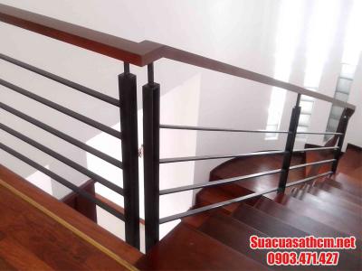 Cầu thang sắt tay vịn gỗ