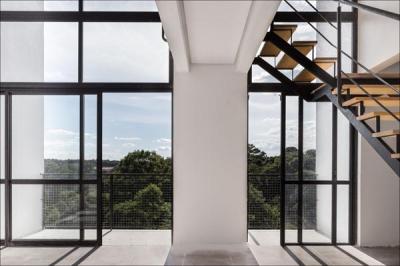 Cầu thang sắt bậc gỗ tay vịnh sắt đẹp