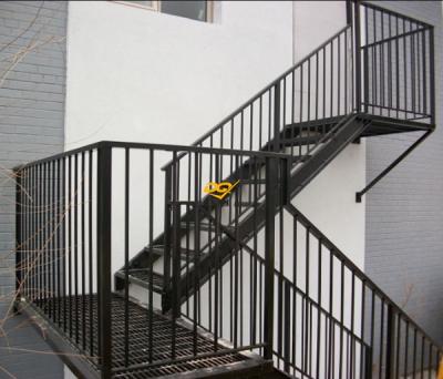 Cầu thang sắt ngoài trời