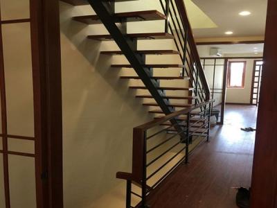 Cầu thang sắt tay vịnh gỗ