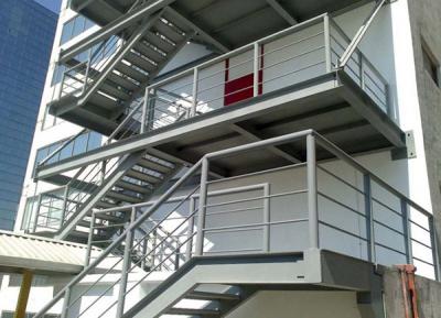 Cầu thang sắt thoát hiểm, ngoài trời