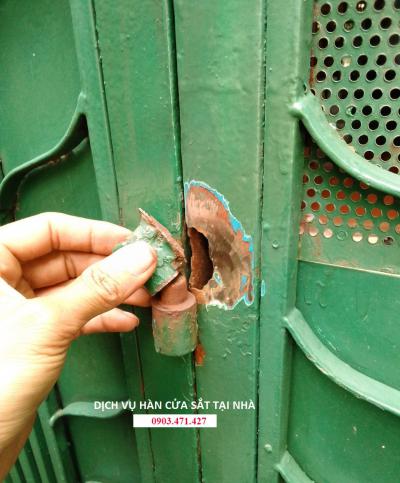 Hàn sửa cửa sắt bị xệ, hư bản lề