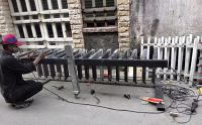 sửa cửa sắt Mạc Đĩnh Chi Quận 1