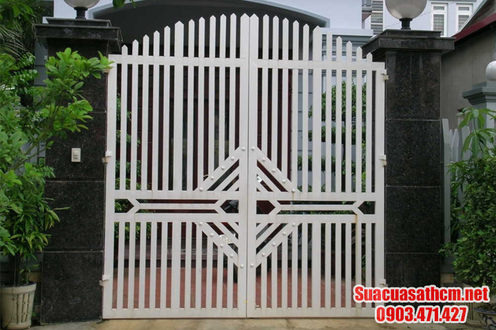 Nguyên nhân khiến cửa sắt bị xệ và rỉ sét