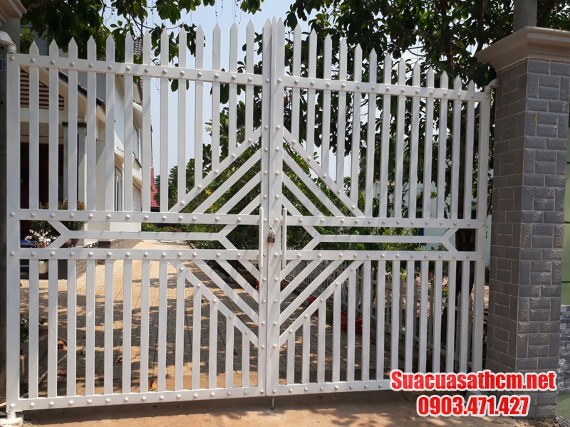 Thi công lắp đặt và sửa cửa sắt giá rẻ tại TPHCM