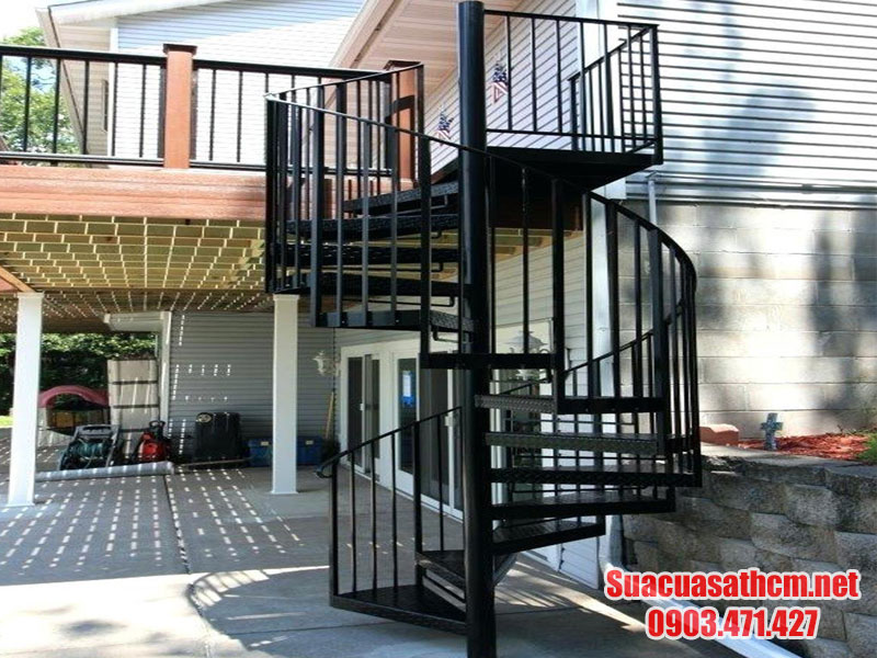 bang bao gia chi tiet cau thang sat ngoai troi